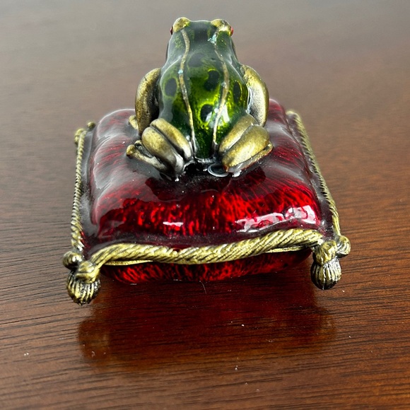 Frog Sitting on a Pillow Metal Trinket Box - Picture 2 of 11